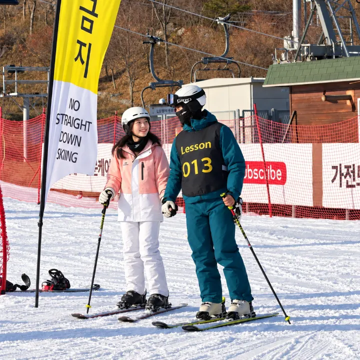 강습 번호표를 단 강사와 웃으며 이야기하는 강습생